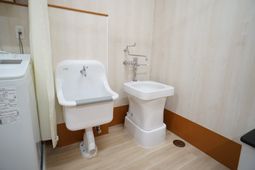 清潔なトイレと洗面台
