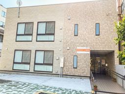 明るく清潔な建物外観