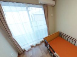明るい部屋と窓