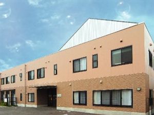明るい外観の建物