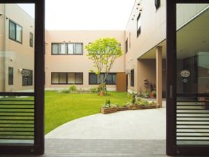 落ち着いた雰囲気の中庭