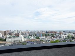 都市の景色が見える空間
