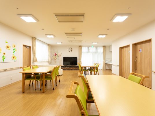 暖色系の清潔なリビング
