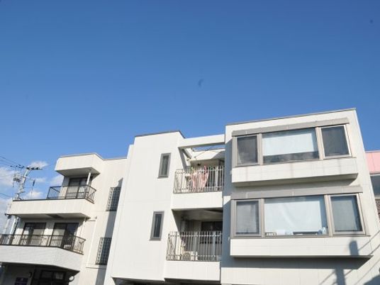 明るい日差しの建物外観