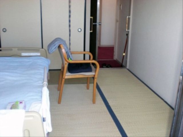 和室の居室一部 居室 落ち着いた雰囲気の和室で、快適な個人空間をお過ごしいただけます。清潔感ある環境で、日々の生活がより豊かになります。