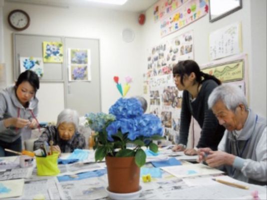 多目的室での手工芸活動