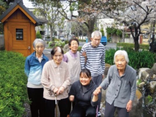 笑顔の人々と庭の風景
