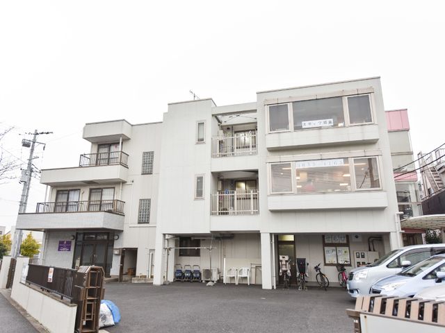 施設の外観写真 建物外観 明るい外観の建物で、ゆとりあるスペースが確保されています。