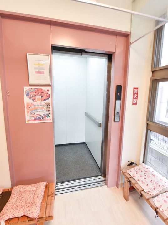 ピンクのエレベーター前