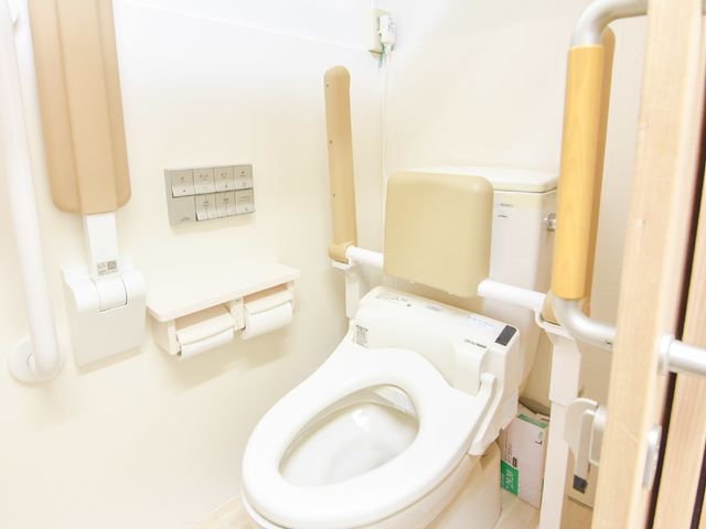 バリアフリートイレ設備 トイレ 安全を考慮した手すり完備の清潔なトイレです。サポートが必要な方も安心してご利用いただけます。