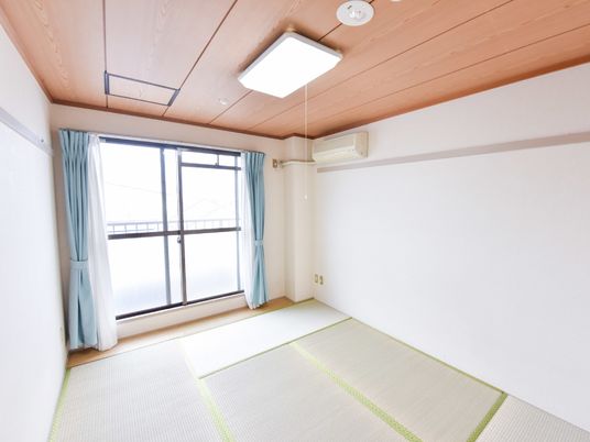 明るい和室の居室