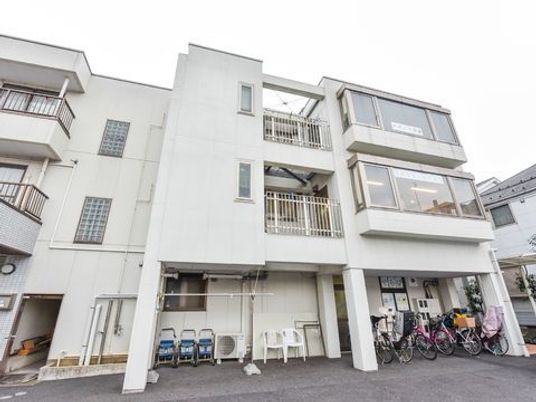 明るい外観の建物エントランス