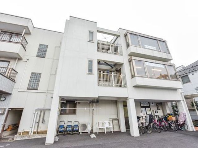 明るい外観の建物エントランス 外観 広々としたエントランスは明るく、訪れる方々を温かく迎えます。様々なサポートが可能な環境で一緒に働きませんか。