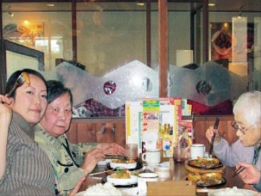 食事を楽しむ人々