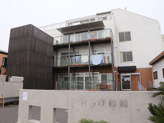 白い建物の外観です