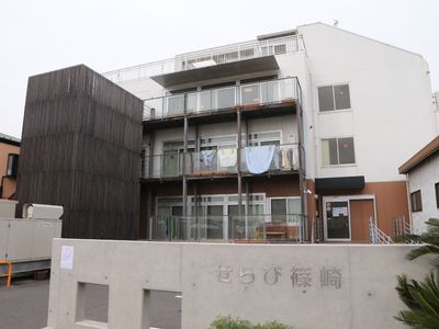 白い建物の外観です