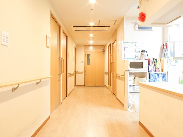 明るい廊下の様子 廊下 快適に過ごせるゆとりの空間が広がっています。手すり付きで安全に配慮されております。