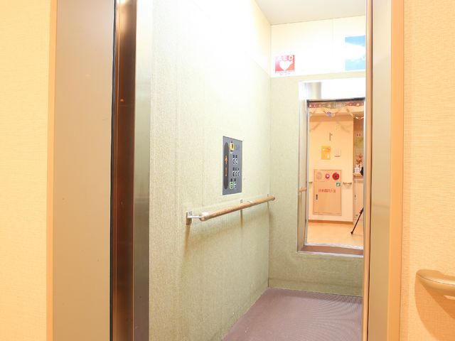 明るいエレベーター内部 エレベーター ゆったりとしたスペースのエレベーターは、快適な移動をサポートします。