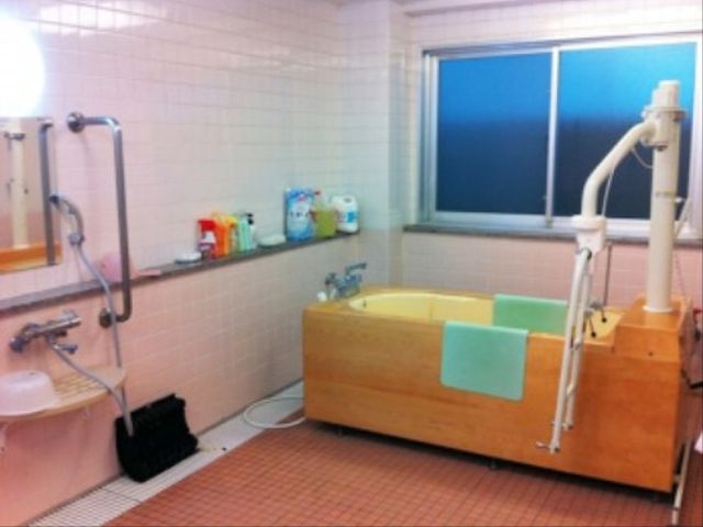 浴室の設備と様子 浴室 ゆったりとした浴槽と清潔な洗い場が特徴の浴室です。手すりや浴槽昇降機も整っており、安全に配慮されています。