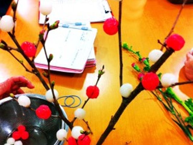 手工芸の活動風景 レクリエーション 明るい空間で楽しみながら手工芸に取り組む姿が見て取れます。人々が集い、創造的な時間を過ごしている様子が伝わってきます。