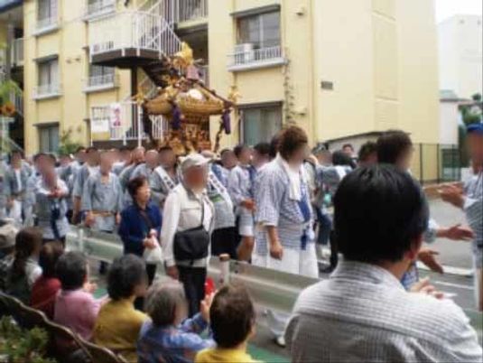 地域の祭りを見守る人々