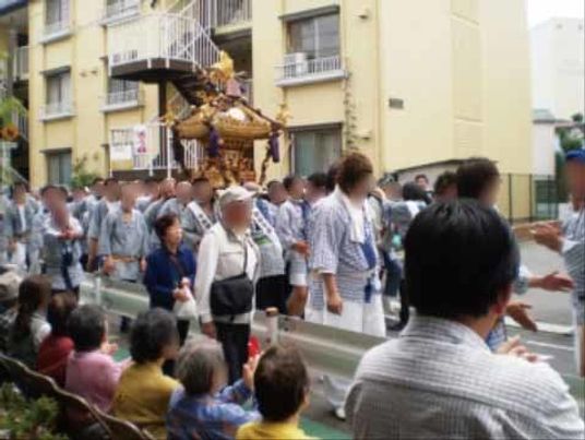 地域の祭りを見守る人々