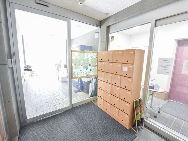入り口と靴箱 居室 明るい入り口には清潔感ある靴箱があります。清掃用具も整頓されていて、気持ちの良い環境です。