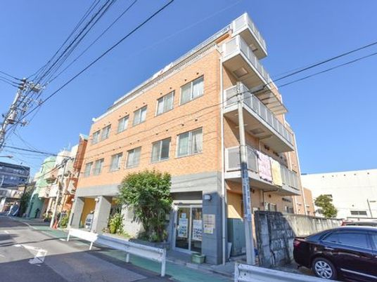 暖色の建物の外観