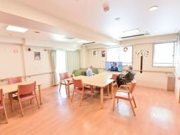 明るい共用ラウンジ