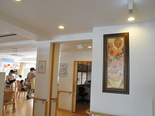 居室入口の壁画 廊下 職員が入室するくつろぎの居室があり、壁には色鮮やかなアートが飾られておりますので、明るい雰囲気でお仕事ができます。