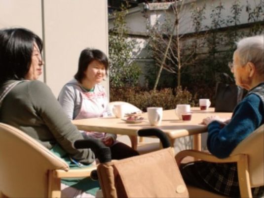 日向ぼっこをする人々