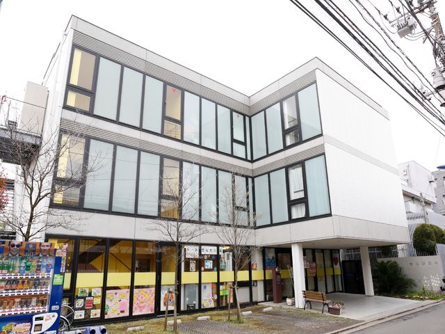 清潔感のある建物外観 入口 モダンなデザインが魅力の空間、賑やかなエリアのアクセスも良好です。