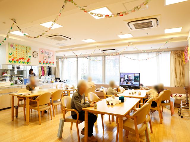 明るいダイニングの様子 リビング カラフルな飾り付けと共に、ゆったりとした食事の時間が楽しめる空間です。