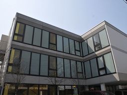モダンな建物の外観