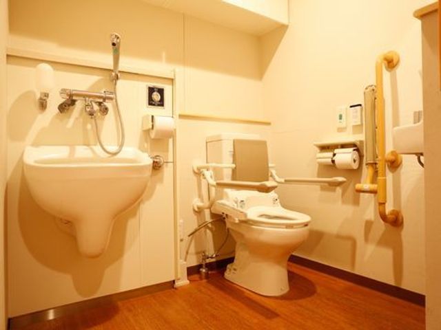 バリアフリーのトイレ トイレ 手すりが設置されている清潔感のあるトイレです。誰もが使いやすい環境が整っています。