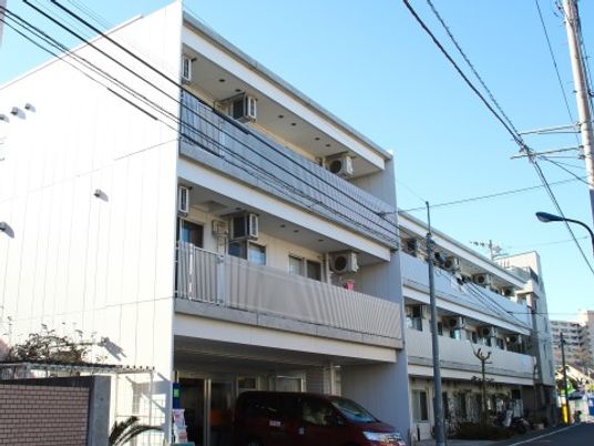 白い外壁の建物外観