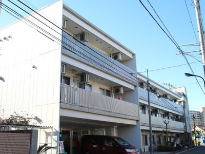 白い外壁の建物外観