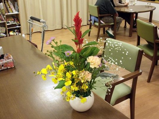 花が飾られたテーブル