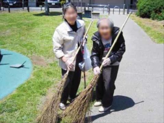 庭掃除をする人々