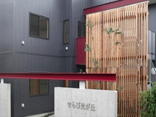 モダンな外壁の建物エントランス