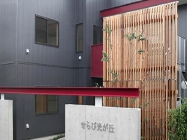 モダンな外壁の建物エントランス 外観 清潔感のあふれるエントランスは、訪れる人を温かく迎えます。モダンなデザインが印象的な、働きやすい環境です。