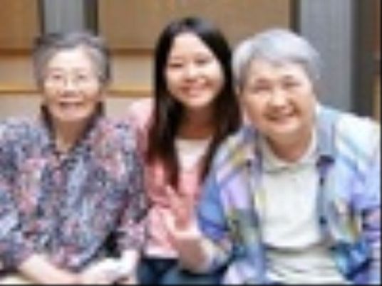 笑顔の3人中庭