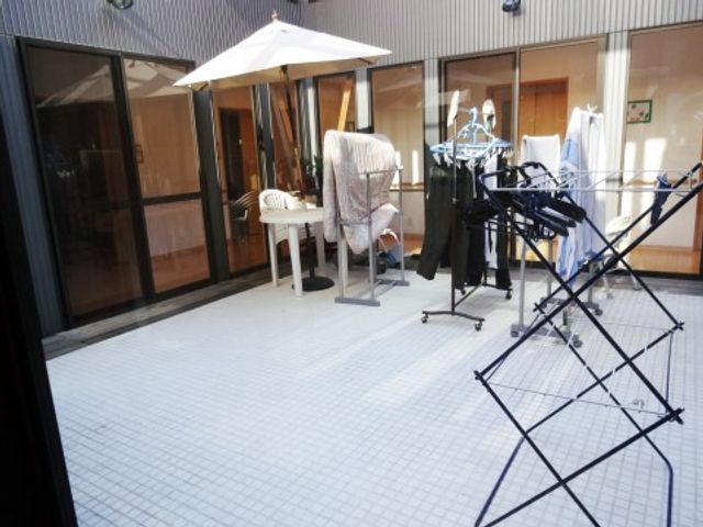 屋外スペースの様子 ベランダ 屋外に設けられたくつろぎスペースです。日差しも遮ることができ、洗濯物を干しながら心地よい風を感じていただけます。