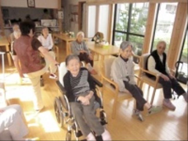 共有スペースでの憩い 機能回復訓練 様々な表情の方々が集う温かな雰囲気の共有スペースです。個々のリラックスした時間を過ごされている様子が伝わります。