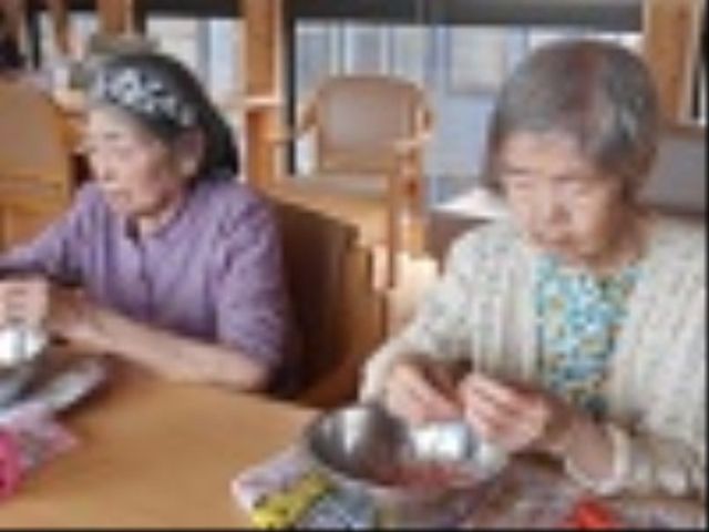 手作業をする高齢者の方々 機能回復訓練 手先を使った活動に熱中する方々が集う、ぬくもりあふれる食堂です。コミュニケーションもはかりやすい、明るく開放的な環境が整っています。