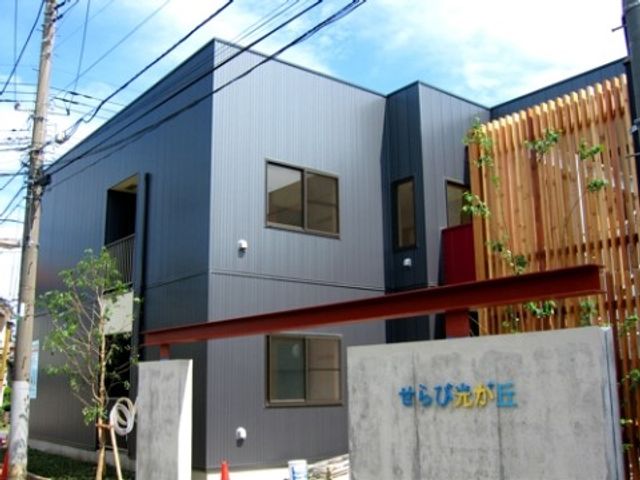 モダンな外観の建物 外観 新しい施設の外観は落ち着いた色合いで、スタイリッシュなデザインが印象的です。静かな環境でお仕事をされたい方におすすめです。
