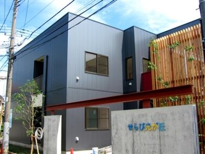 モダンな外観の建物