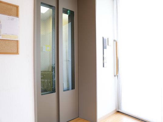 清潔なエレベーター入口