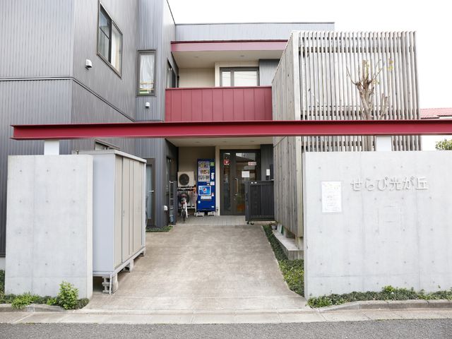 施設の明るいエントランス 施設外観 明るく開放的なエリアへのご案内です。利用者の心地良さを追求しています。