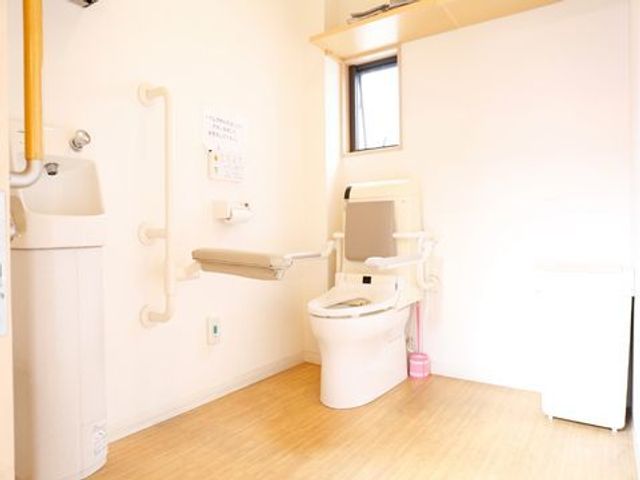 バリアフリー設計のトイレ トイレ 手すり付きで安心のトイレ空間。清潔感があり、快適にお使いいただけますので、気兼ねなくご検討ください。